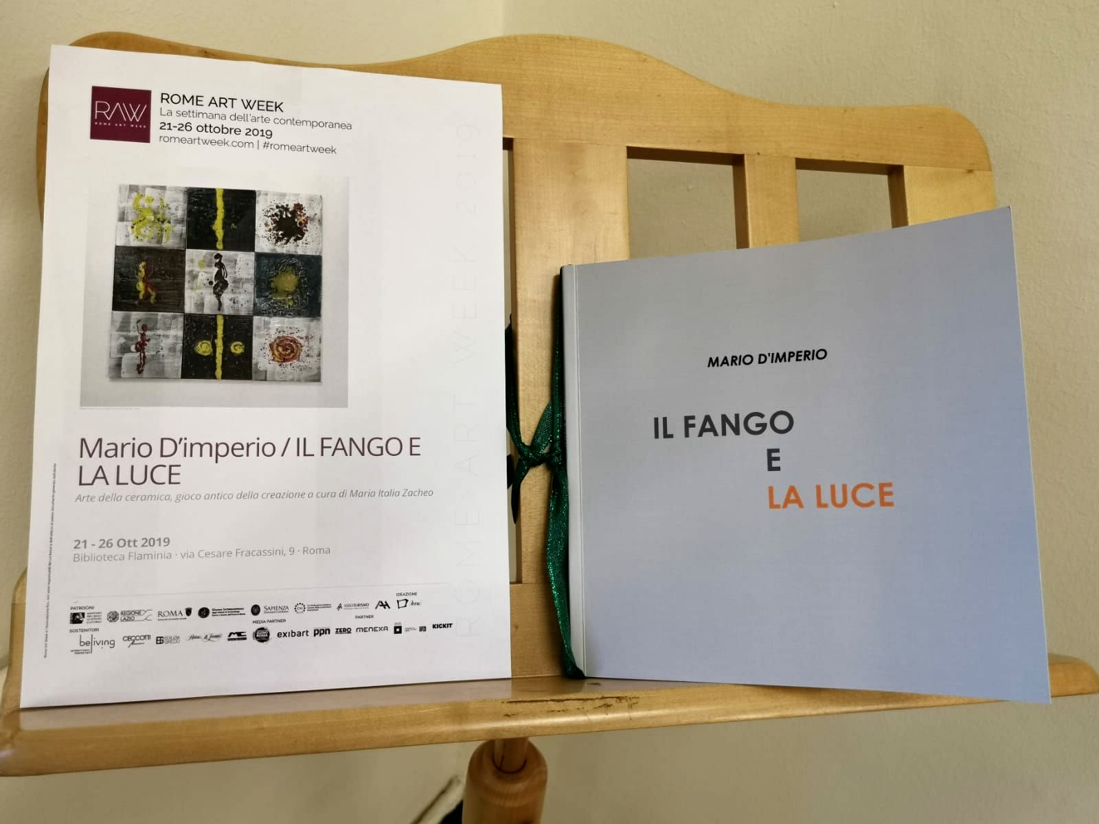 IL FANGO E LA LUCE locandina mostra e copertina libro