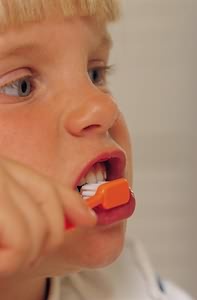 Bimbo dai denti bianchi